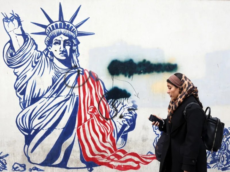 Una mujer iraní pasa junto a un mural antiestadounidense en una calle de Teherán, Irán, el 3 de enero de 2026.