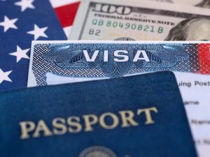 Autoridades de EE. UU. revisarán redes sociales de solicitantes salvadoreños como parte del proceso para otorgar visas.