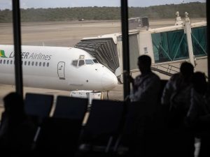 Fotografía del 26 de noviembre de 2025 que muestra un avión en el Aeropuerto Internacional Simón Bolívar, en Maiquetía (Venezuela).. / Foto EFE
