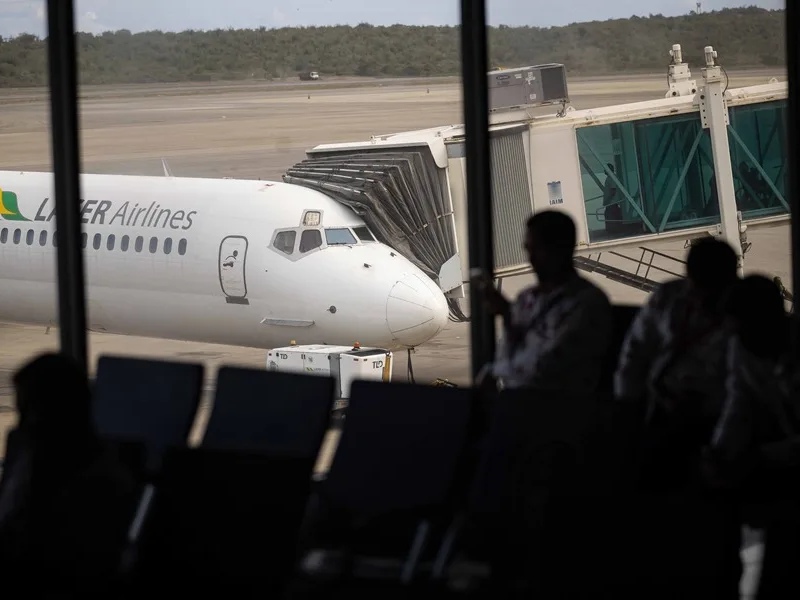Fotografía del 26 de noviembre de 2025 que muestra un avión en el Aeropuerto Internacional Simón Bolívar, en Maiquetía (Venezuela).. / Foto EFE