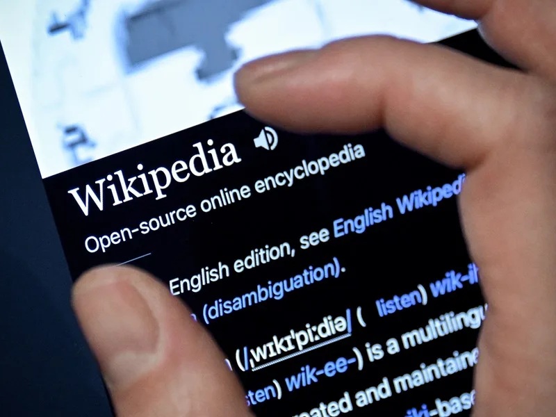 Una persona consulta una página de Wikipedia, la enciclopedia abierta y colaborativa más grande del mundo que mañana cumple 25 años.