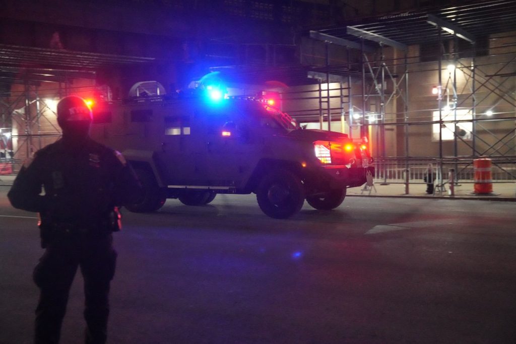 Un vehículo blindado llega a la sede de la Administración para el Control de Drogas de Estados Unidos (DEA) en el bajo Manhattan, donde se espera el traslado del presidente venezolano, Nicolás Maduro, el 3 de enero de 2026.