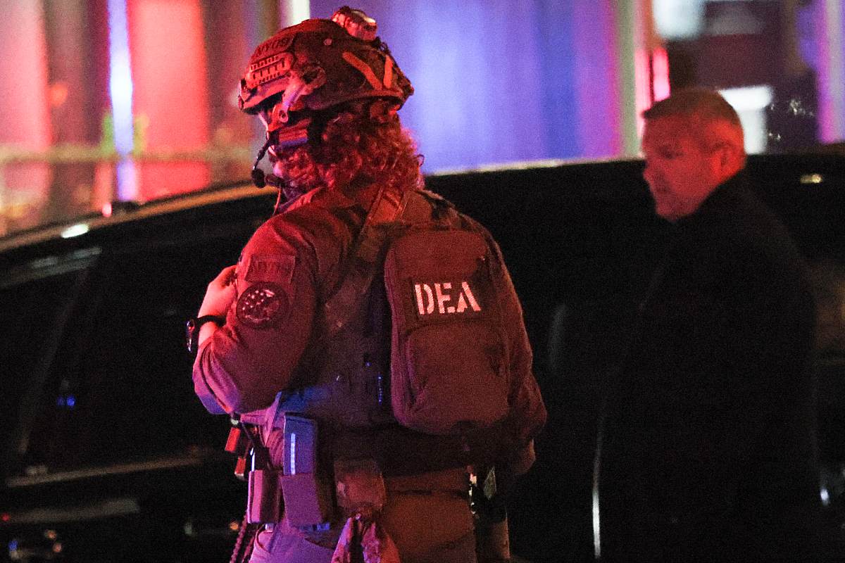 Funcionarios policiales estadounidenses esperan la llegada del presidente venezolano, Nicolás Maduro, y su esposa, Cilia Flores. AFP