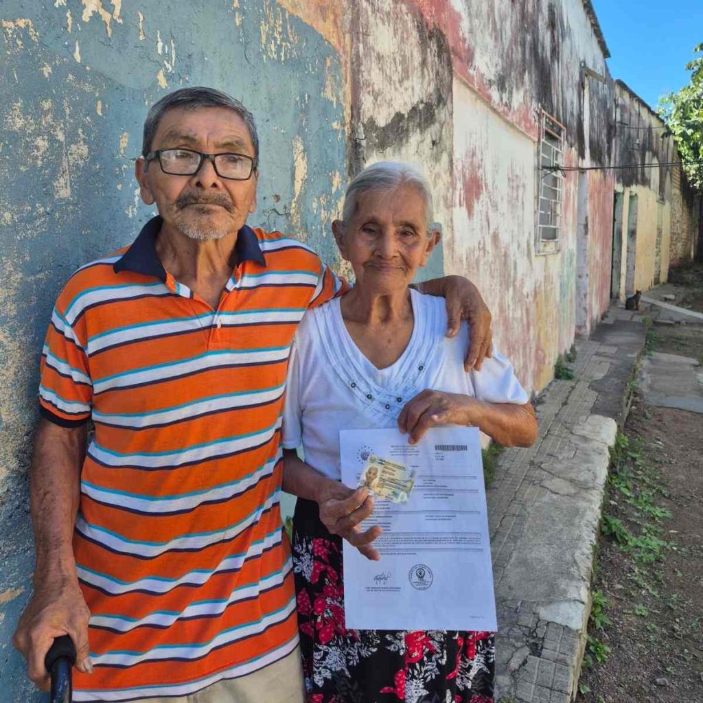 María del Socorro Menjívar obtuvo por primera vez su Documento Único de Identidad (DUI) a los 80 años, gracias al acompañamiento de la Procuraduría General de la República.