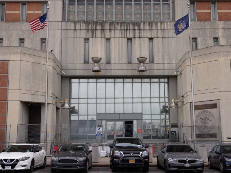 Fachada del MDC, en Nueva York. En el lugar también hay personas migrantes que han sido detenidas por ICE, lo que ha generado protestas en la zona en meses recientes. / Foto AFP