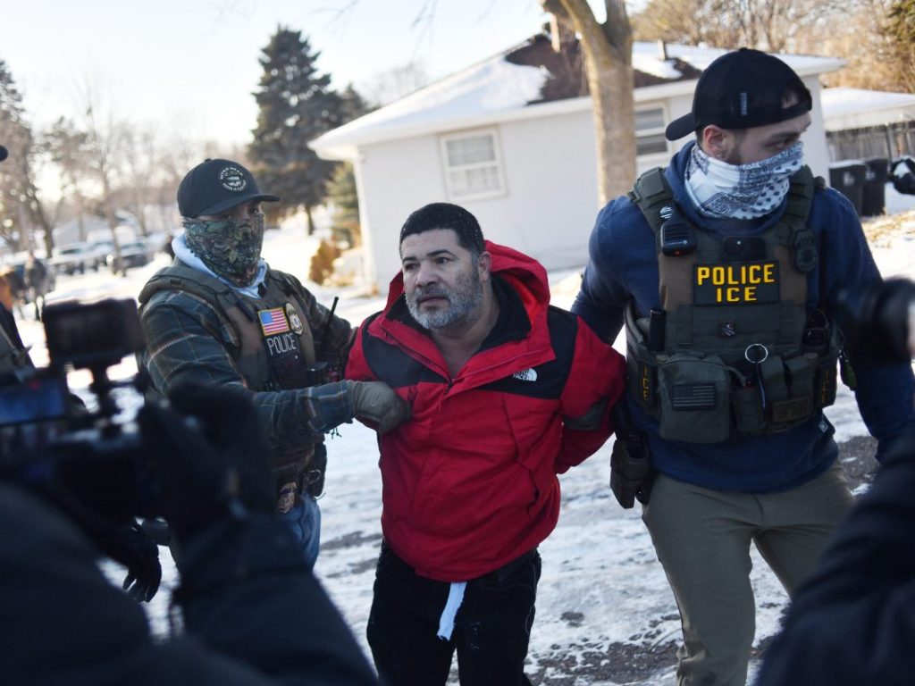 Agentes federales de inmigración detienen a un hombre durante un operativo del Servicio de Inmigración y Control de Aduanas (ICE) y la Patrulla Fronteriza de Estados Unidos en St. Paul, Minnesota, el 27 de enero de 2026.