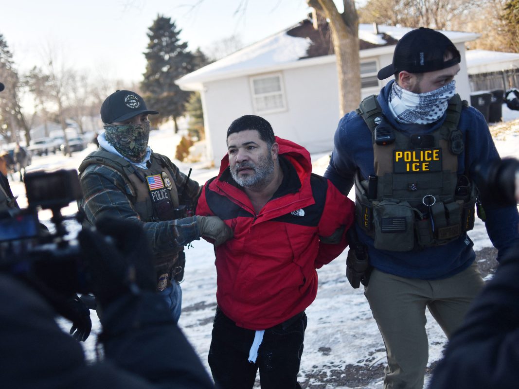 Agentes federales de inmigración detienen a un hombre durante un operativo del Servicio de Inmigración y Control de Aduanas (ICE) y la Patrulla Fronteriza de Estados Unidos en St. Paul, Minnesota, el 27 de enero de 2026.