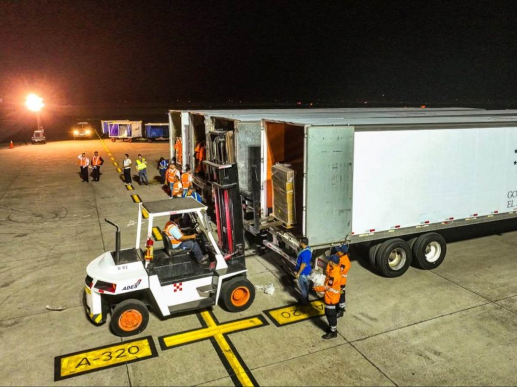 La ministra subrayó que esta entrega unificada de insumos escolares incluye tanto materiales básicos como herramientas tecnológicas que buscan facilitar el desarrollo de actividades académicas