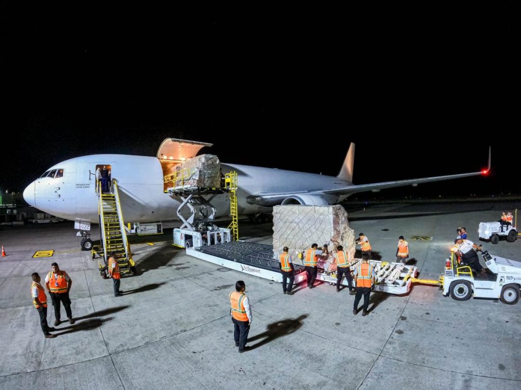 Ministerio de Educación recibe 345,000 uniformes y más de 400,000 dispositivos tecnológicos para el paquete escolar 2026