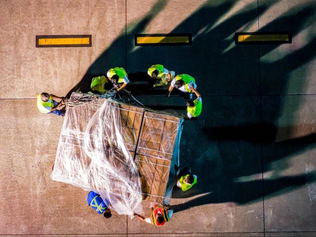 Según la ministra Karla Trigueros, ya se han recibido 345,000 uniformes y 440,000 tablets y laptops de marcas reconocidas como HP y Lenovo, con sistemas operativos actuales.