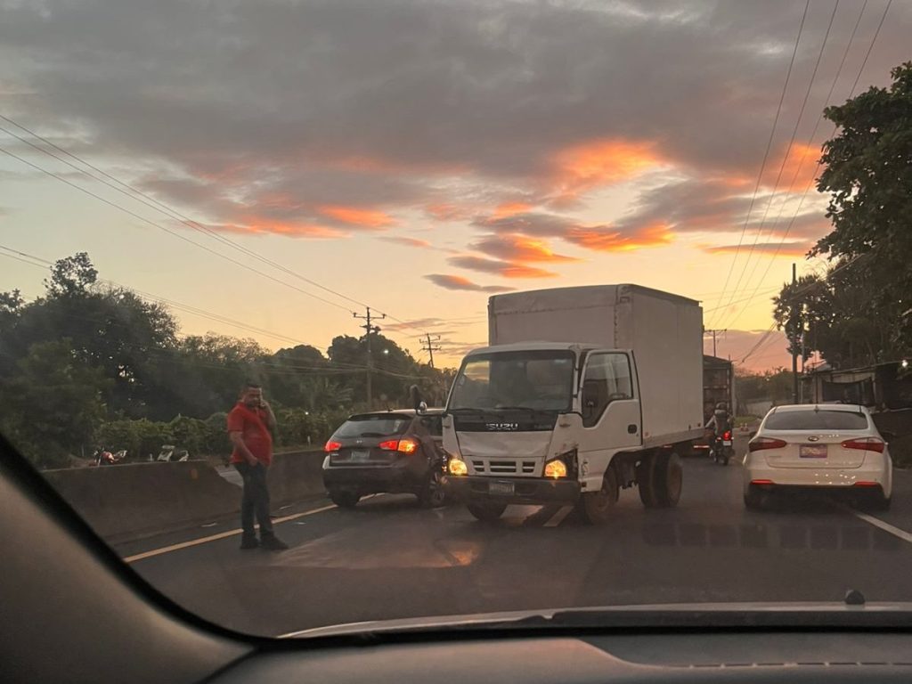 Un camión y una camioneta colisionaron antes del siniestro principal en Quezaltepeque, agravando el congestionamiento vehicular en la zona.