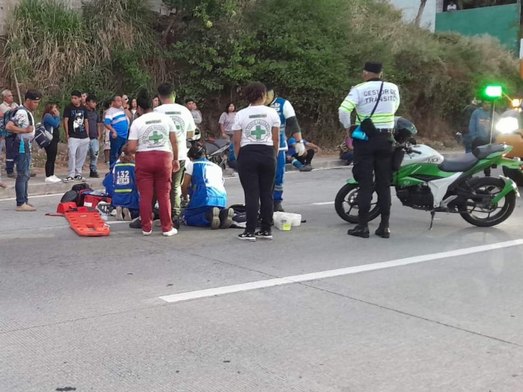 Socorristas de Cruz Verde Majahual atendieron el accidente donde una pareja de adultos mayores fue atropellada, perdiendo la vida en el lugar.