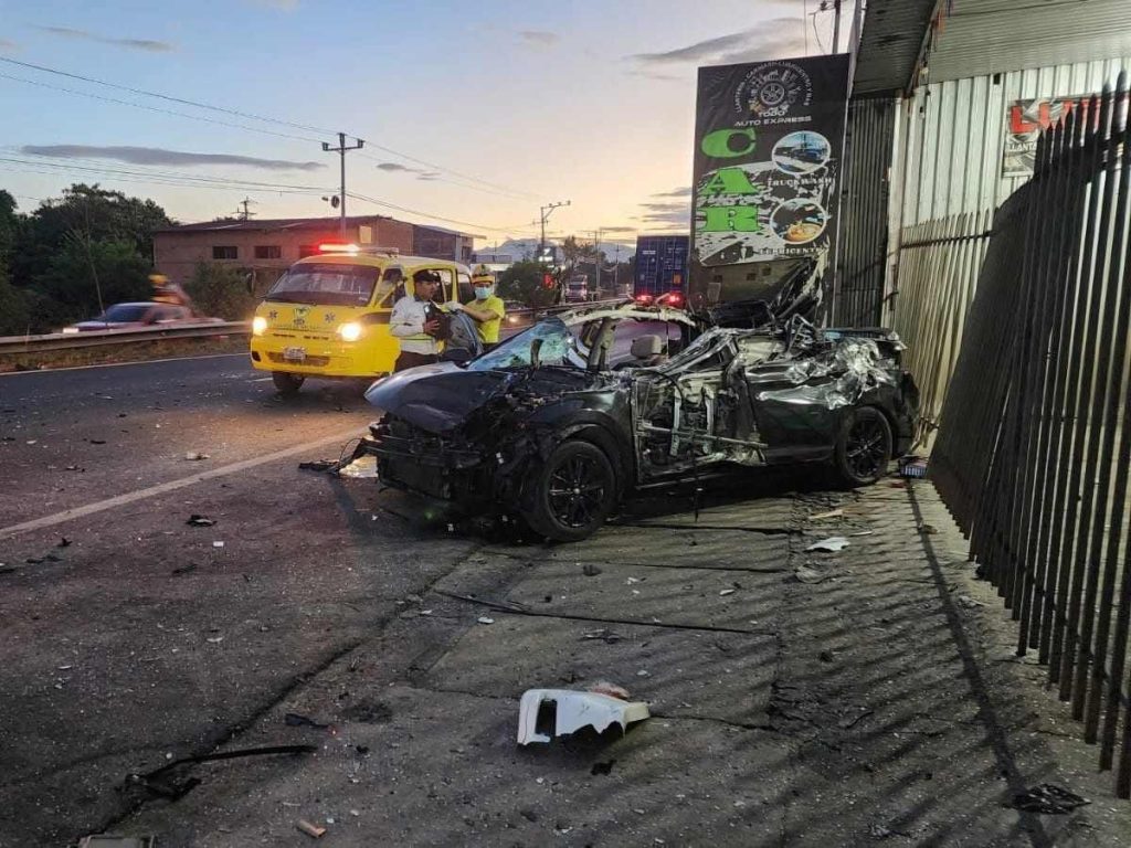 Un microbús fúnebre y otros vehículos se vieron involucrados en un accidente en el km 26 de la Panamericana Este, dejando una víctima mortal y fuerte congestión vehicular.