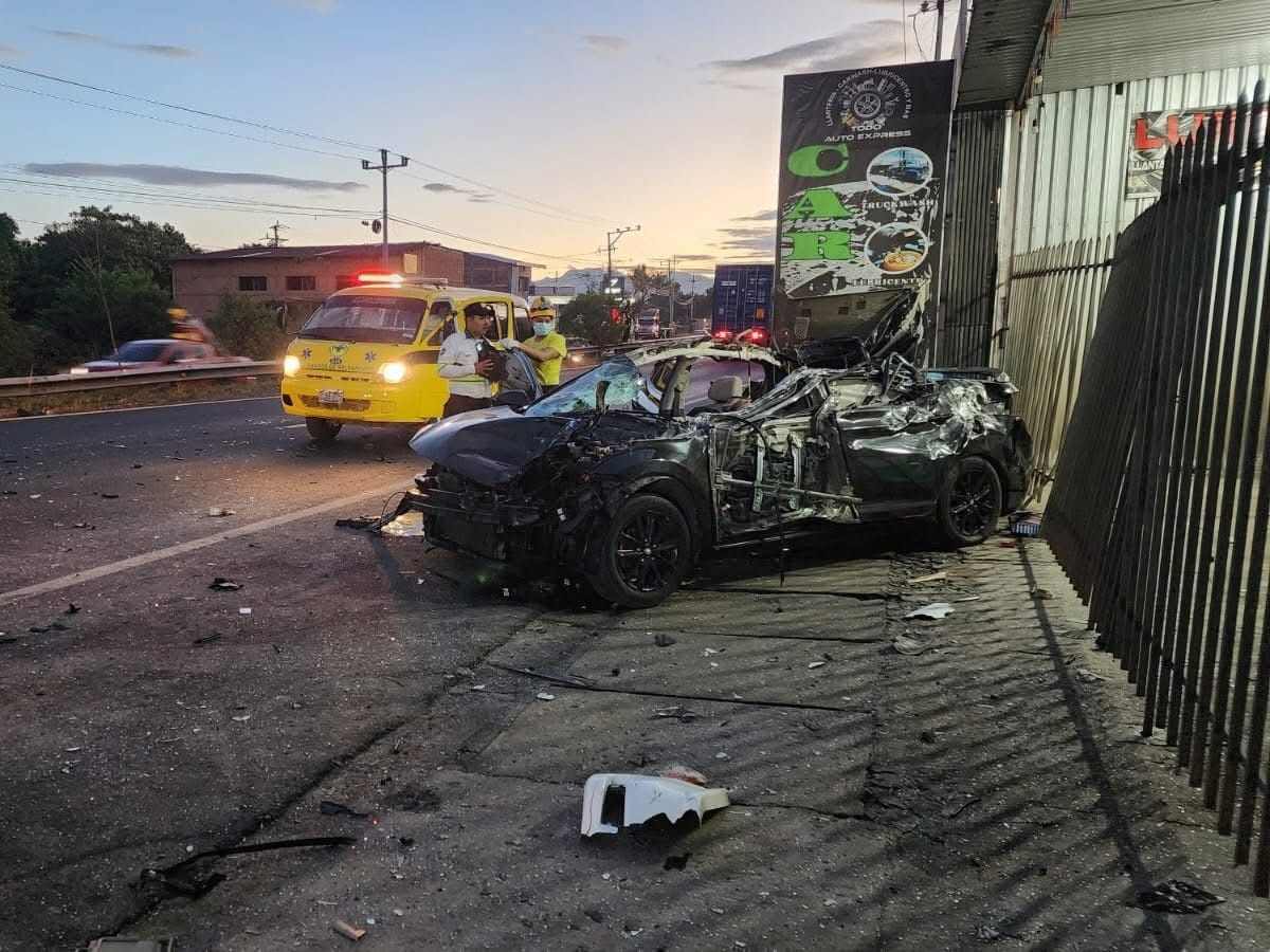 Un microbús fúnebre y otros vehículos se vieron involucrados en un accidente en el km 26 de la Panamericana Este, dejando una víctima mortal y fuerte congestión vehicular.