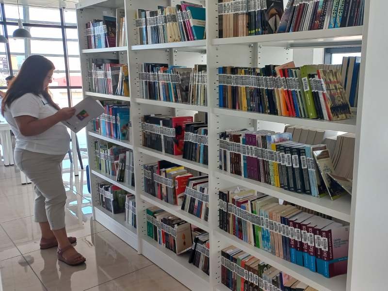 Usuarios de todas las edades disfrutan de los servicios y actividades disponibles en la Biblioteca Nacional.