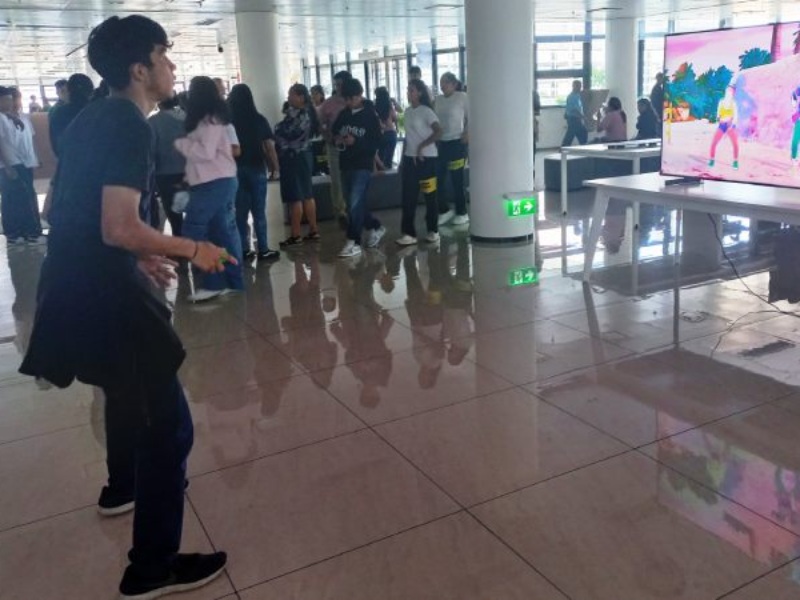 La infraestructura moderna de la BINAES ofrece espacios cómodos para la lectura, el aprendizaje y la creatividad.