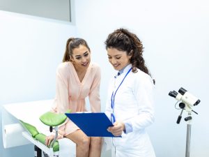 El proceso de congelación de óvulos comienza con una evaluación médica especializada en fertilidad.