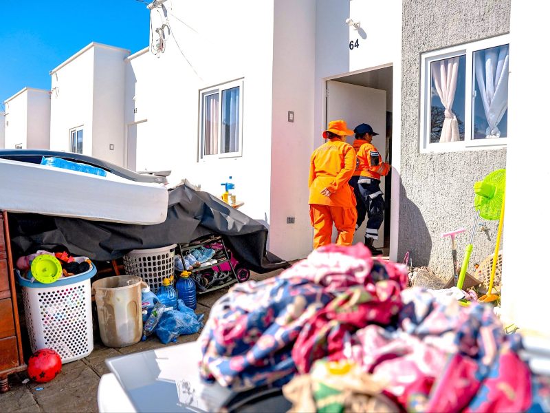 Autoridades del Ministerio de Vivienda y Obras Públicas recorrieron Ciudad Marsella para verificar los daños en viviendas afectados por las lluvias del sábado. / Foto cortesía