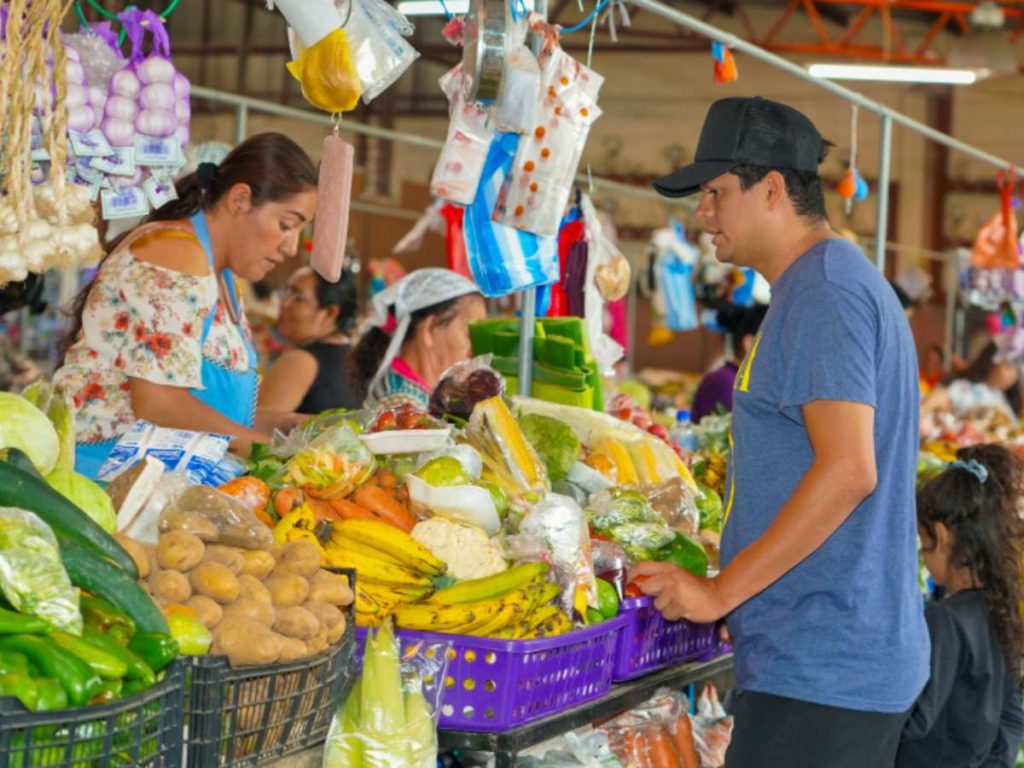 La Alcaldía de San Salvador apuesta por modernizar la red de mercados con energía solar, infraestructura renovada y espacios más dignos para la venta local.