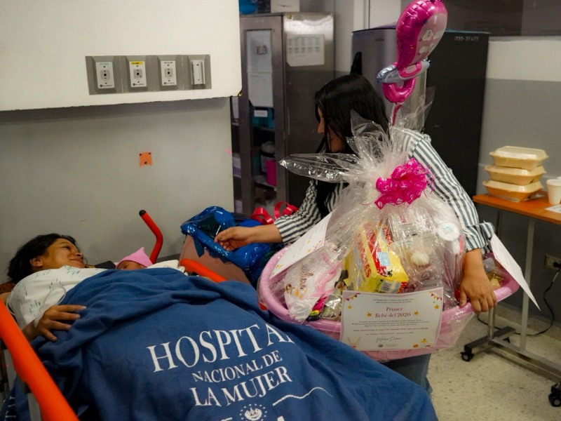 Un niño y una niña, los primeros bebés nacidos en 2026 en San Salvador, recibieron donativos entregados por la Alcaldía de San Salvador Centro el 1 de enero en el Hospital Nacional de la Mujer.