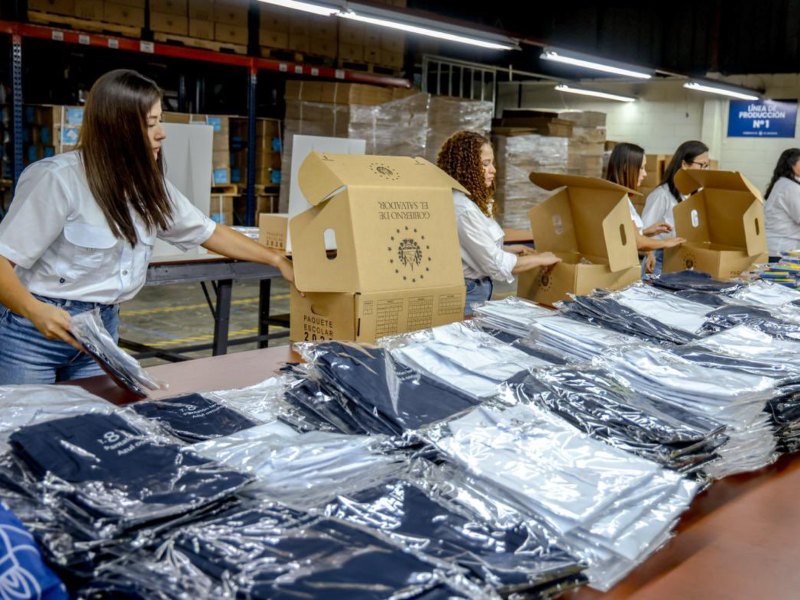 Autoridades de Educación supervisaron la preparación de los paquetes escolares, que incluirán opciones de cambio por talla incorrecta.