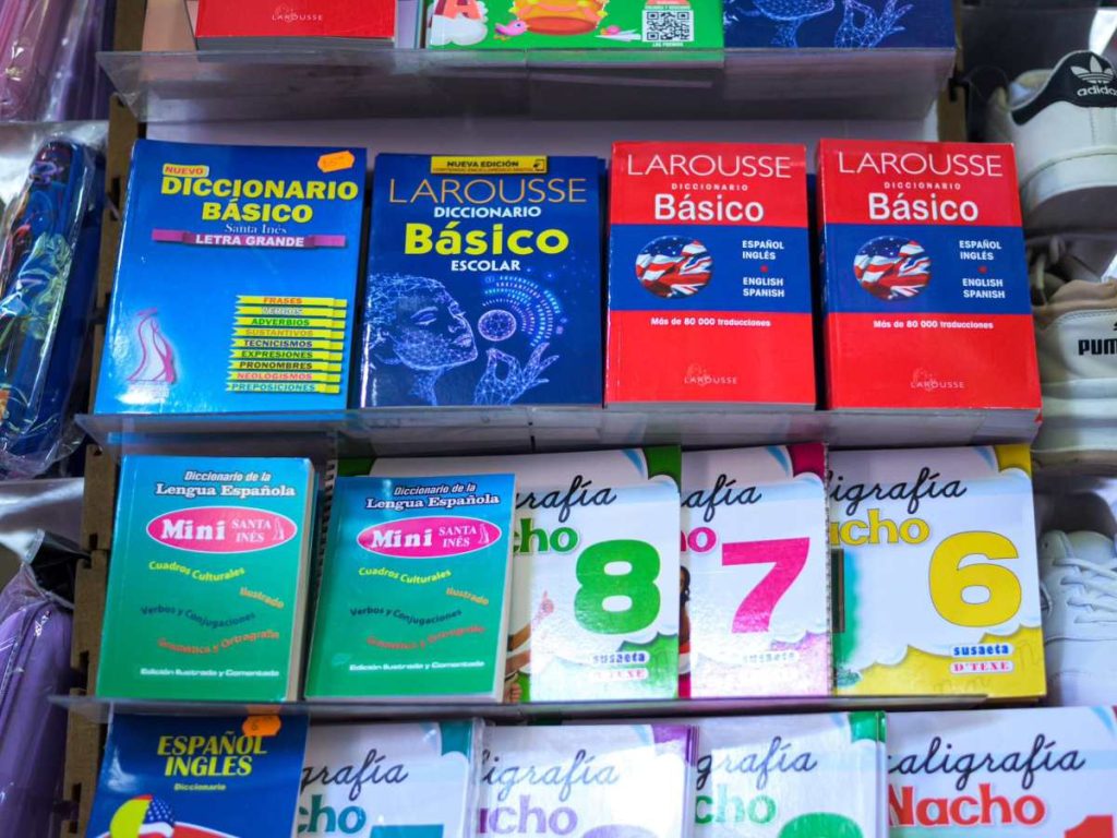 Punto de atención móvil de la Defensoría Escolar brinda asesoría gratuita a familias en Metrocentro Santa Ana.