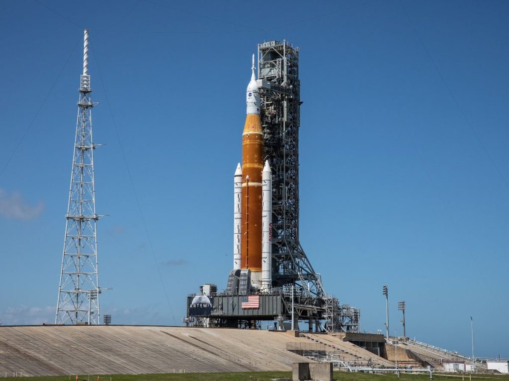 El cohete SLS de la NASA despegará desde el Centro Espacial Kennedy para impulsar la misión Artemisa II.