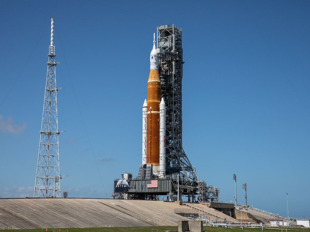 El cohete SLS de la NASA despegará desde el Centro Espacial Kennedy para impulsar la misión Artemisa II.