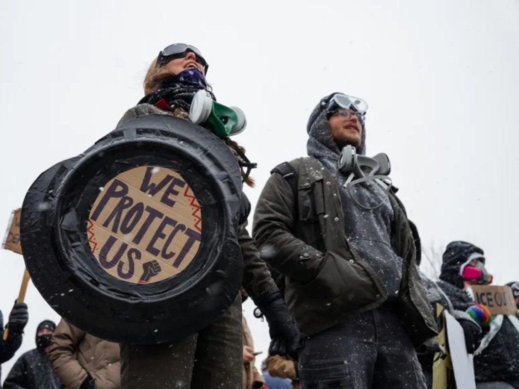 La gente permanece de pie bajo la nieve durante una protesta contra el ICE frente al edificio federal Whipple en Minneapolis, Minnesota, EE. UU. EFE/EPA/Olga Fedorova