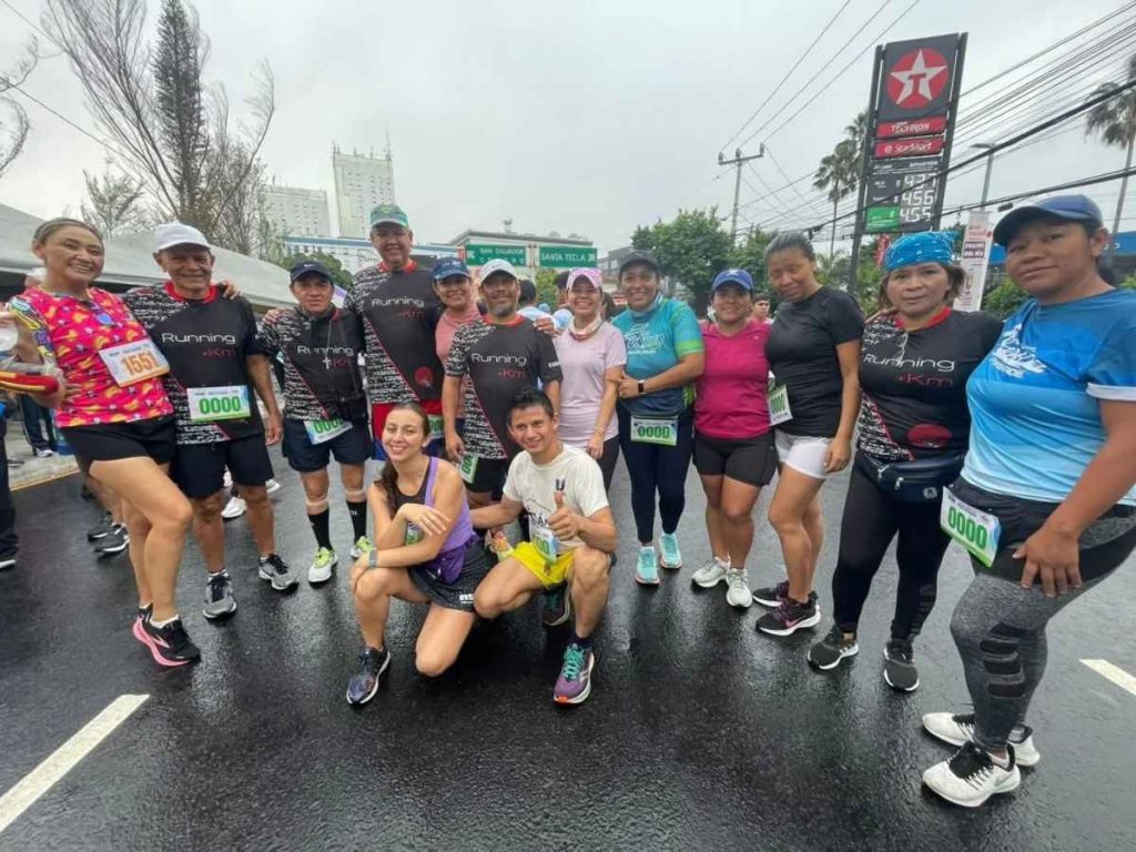 Running El Salvador convierte cada kilómetro en un acto de solidaridad, uniendo deporte y apoyo a las comunidades más vulnerables del país.