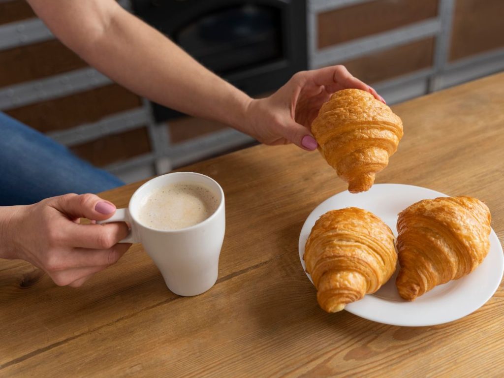El croissant combina técnica, historia y sabor en una pieza que hoy forma parte del desayuno y la merienda en El Salvador.