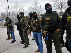 Agentes federales de las fuerzas del orden se enfrentan a manifestantes anti-ICE durante una manifestación frente al Edificio Federal Bishop Whipple en Minneapolis, Minnesota, el 15 de enero de 2026.