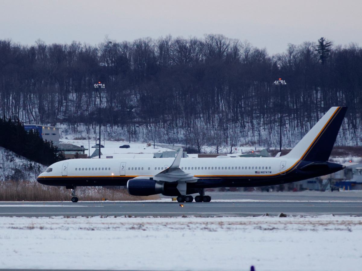 El avión llegó al aeropuerto internacional Stewart, donde agentes del FBI y de la DEA ingresaron a la aeronave.
