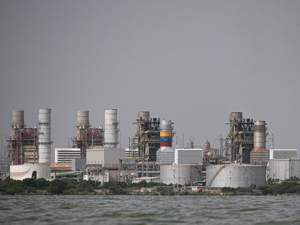 Donald Trump, presidente de Estados Unidos, afirmó que su administración decidirá qué compañías petroleras podrán operar en Venezuela tras la caída de Nicolás Maduro.