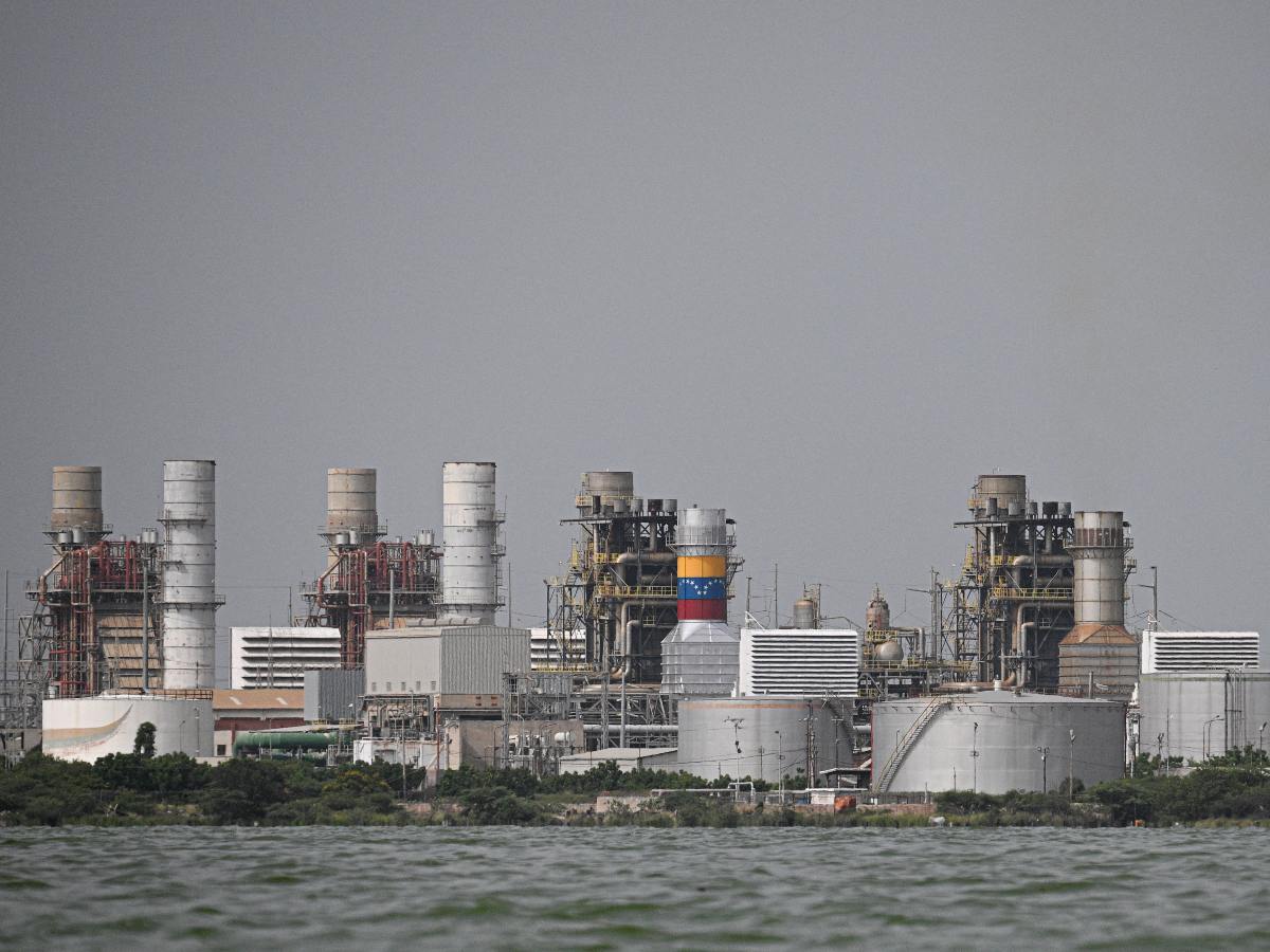 Donald Trump, presidente de Estados Unidos, afirmó que su administración decidirá qué compañías petroleras podrán operar en Venezuela tras la caída de Nicolás Maduro.