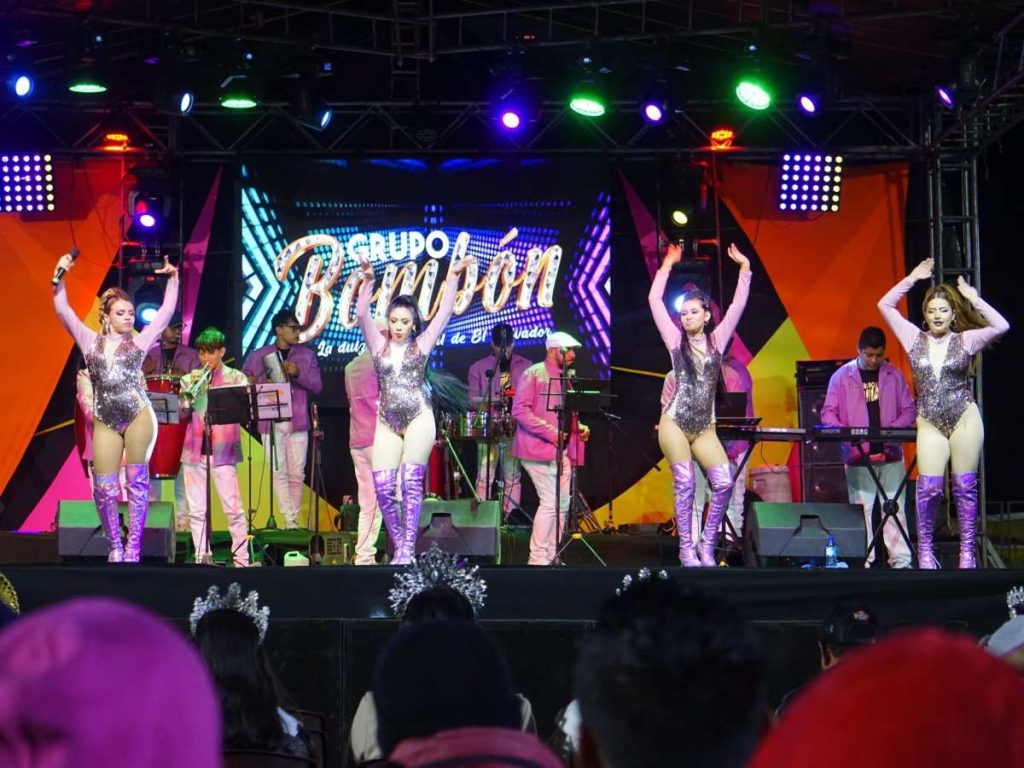 Juayúa vive sus fiestas patronales con devoción, tradición y color, atrayendo a visitantes que disfrutan de su riqueza cultural y espiritual.