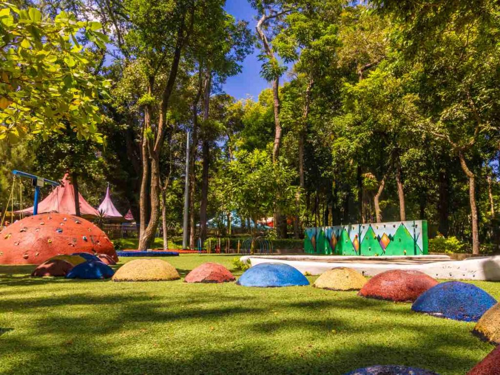 El parque cuenta con amplias zonas verdes ideales para un picnic en familia.