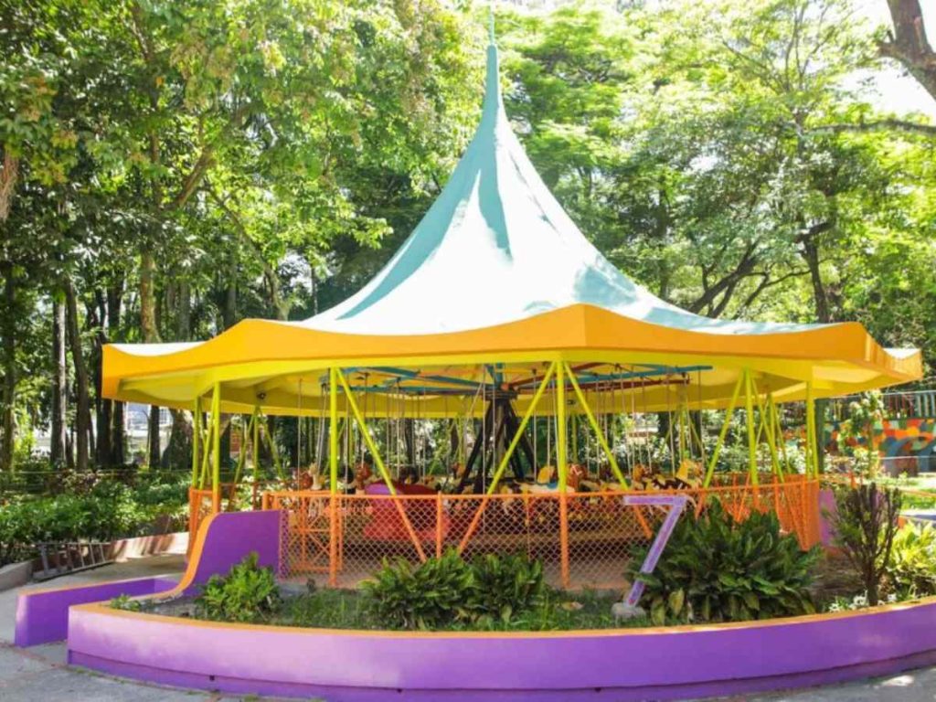 Las atracciones mecánicas del parque ofrecen diversión segura y accesible para todas las edades.