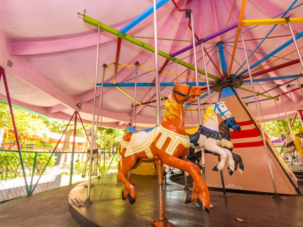 Los caballitos de carrusel siguen siendo un clásico que encanta a los más pequeños.