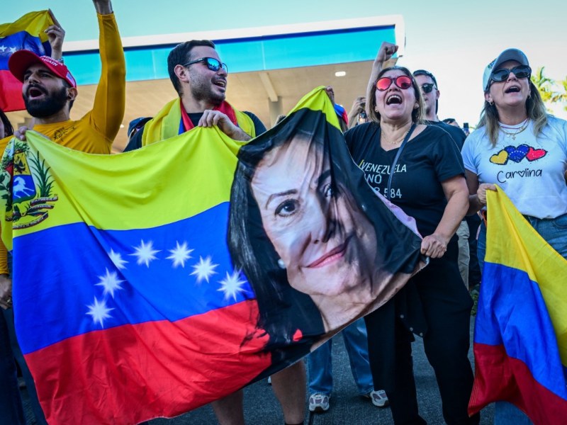 Venezolanos muestran su apoyo a María Corina Machado en Miami, Estados Unidos, tras conocer la captura de Nicolás Maduro, presidente de Venezuela, por parte del Ejército de Estados Unidos. / Foto AFP