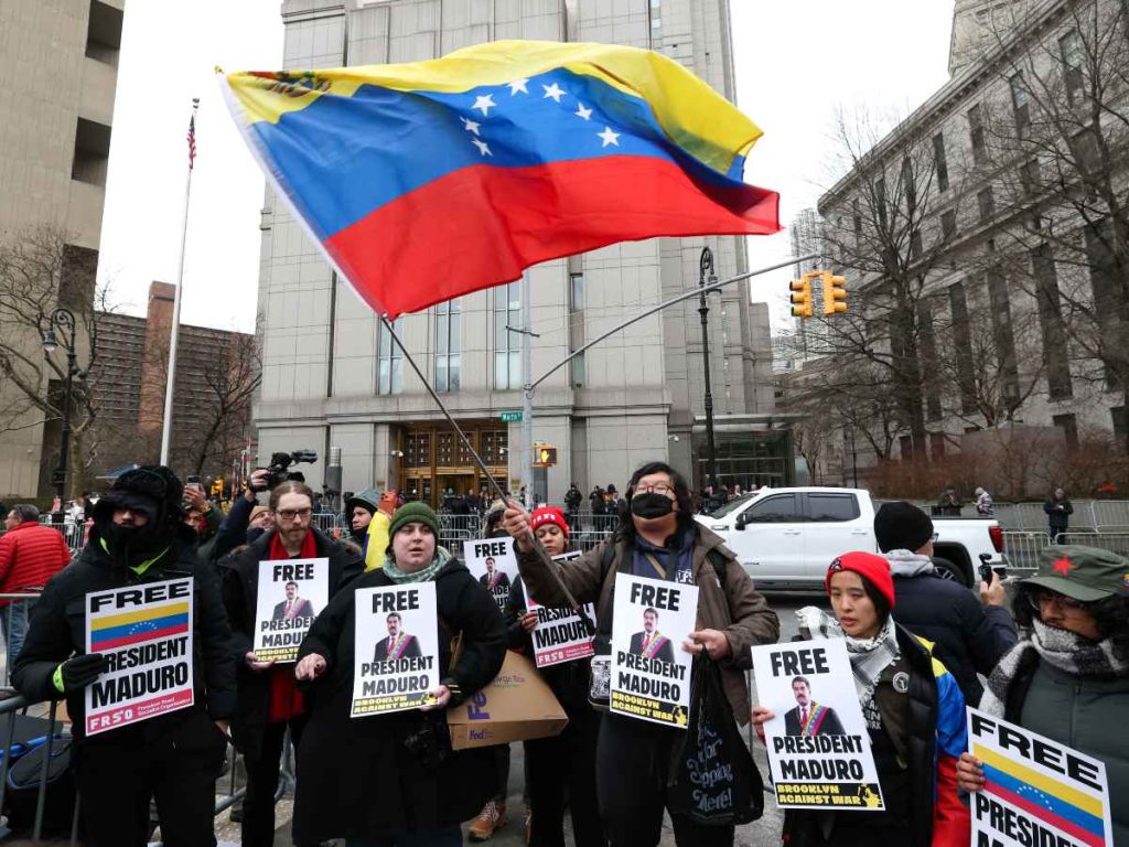 Manifestantes sostienen pancartas en apoyo al destituido presidente venezolano, Nicolás Maduro, frente al Tribunal Federal Daniel Patrick Moynihan, mientras Maduro aguarda su audiencia de lectura de cargos el 5 de enero de 2026 en Nueva York.