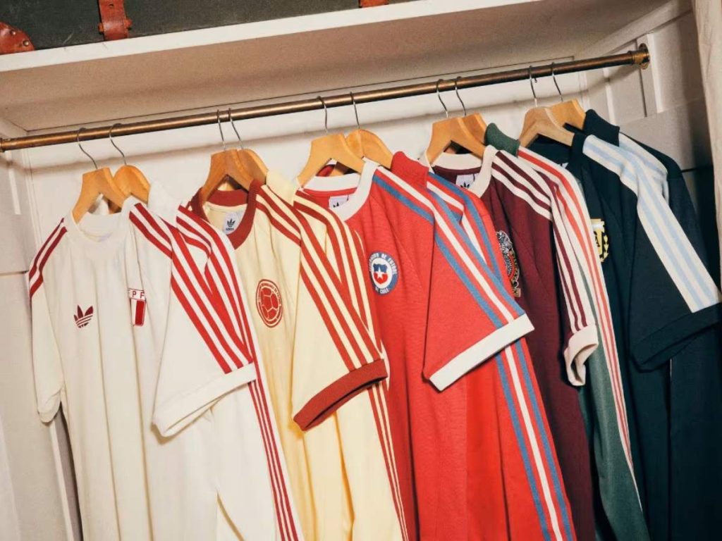 El blokecore recupera la estética de las gradas británicas de los años 80 y 90 y la reinterpreta como un código de estilo global impulsado por la generación Z.