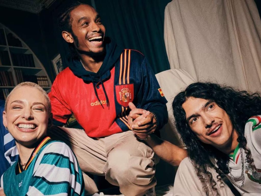 Zapatillas Adidas, vaqueros clásicos y camisetas retro de fútbol se convierten en piezas clave del blokecore, una moda nacida en el estadio que hoy domina las calles.