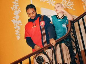 Camisetas de fútbol vintage combinadas con prendas urbanas definen el estilo blokecore, una tendencia que une moda, nostalgia y pasión futbolera.