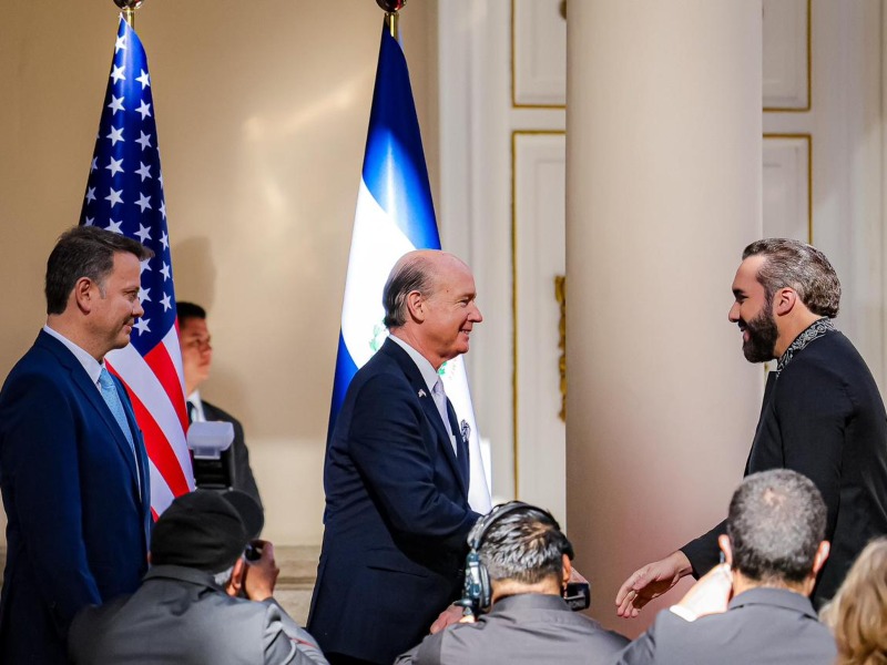 Representantes nacionales e internacionales se reunieron en el Centro Histórico de San Salvador para compartir un espacio de oración y reflexión.