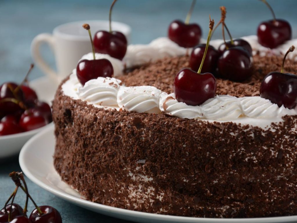 lásico pastel de la Selva Negra, decorado con crema batida, cerezas frescas y virutas de chocolate. Un ícono irresistible.