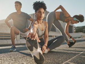 Preparar el cuerpo antes de correr es clave para evitar lesiones comunes entre quienes recién se inician en el running.
