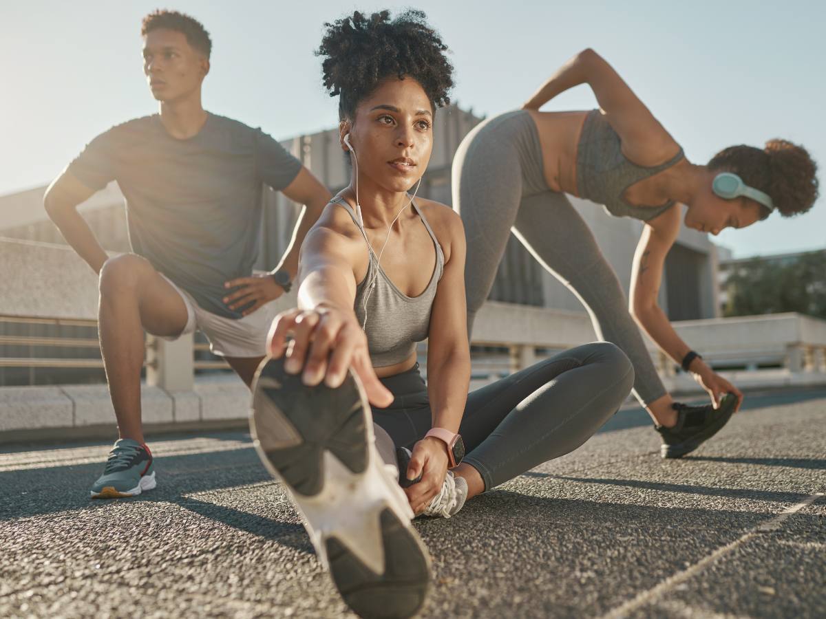 Preparar el cuerpo antes de correr es clave para evitar lesiones comunes entre quienes recién se inician en el running.