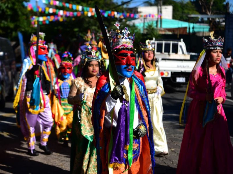 Los historiantes recorren las calles de San Antonio Abad con trajes típicos y espadas en mano.