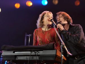 Los actores Hugh Jackman y Kate Hudson forman un dueto musical y sentimental en ‘Song Sung Blue: Canción para dos’.